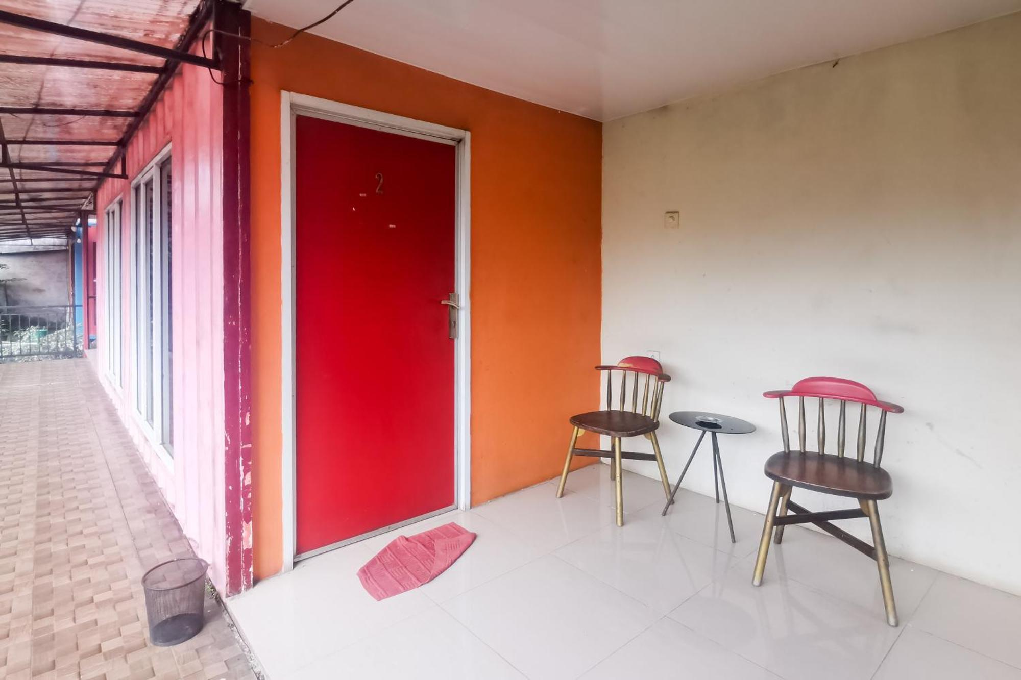 Hotel Container Inn Mitra Reddoorz Gadok Exterior photo