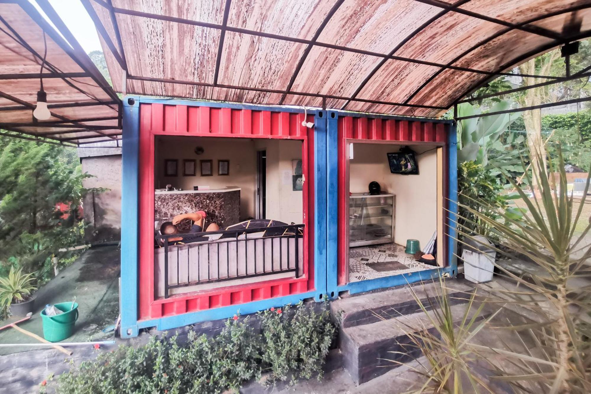 Hotel Container Inn Mitra Reddoorz Gadok Exterior photo
